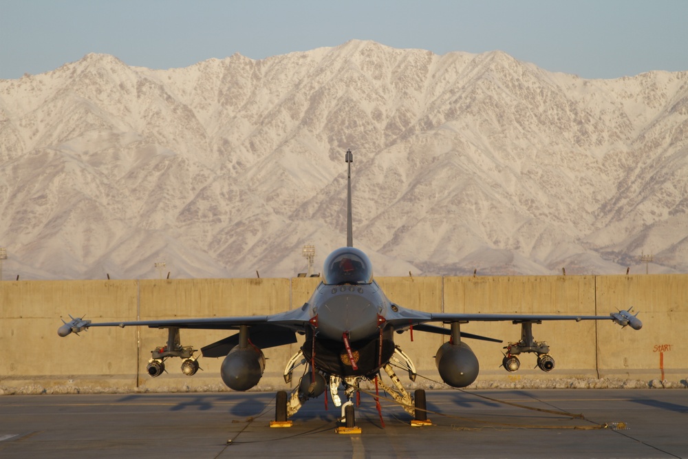 Fighting Falcon near Bagram mountains