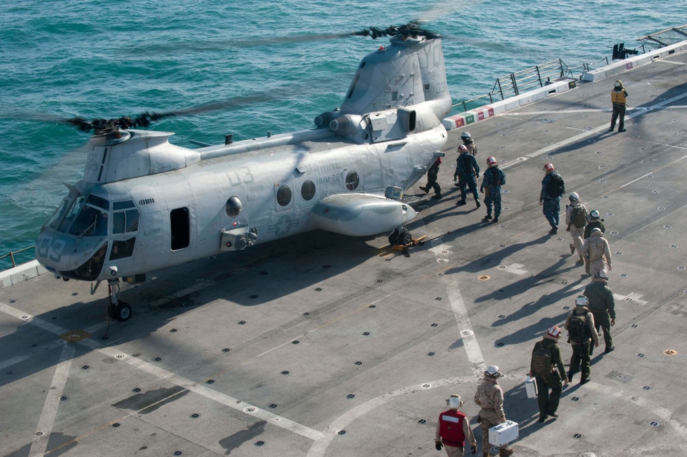 CH-46E Sea Knight takes off from USS New Orleans