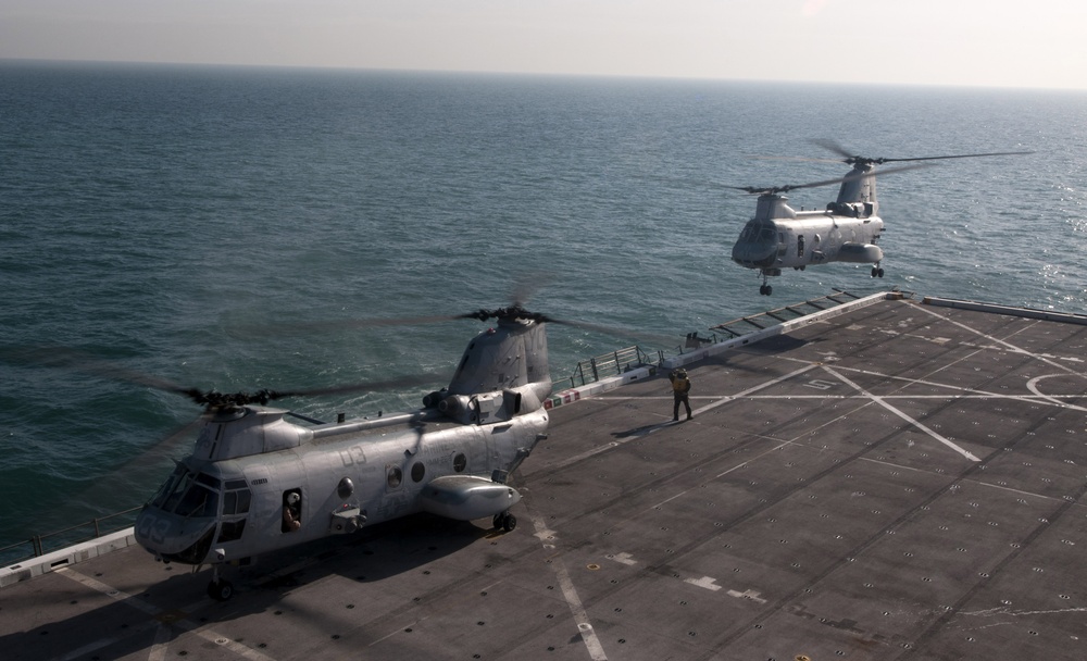 CH-46E Sea Knight takes off from USS New Orleans