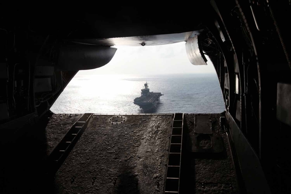 11th MEU raiders fast-rope aboard USS Makin Island