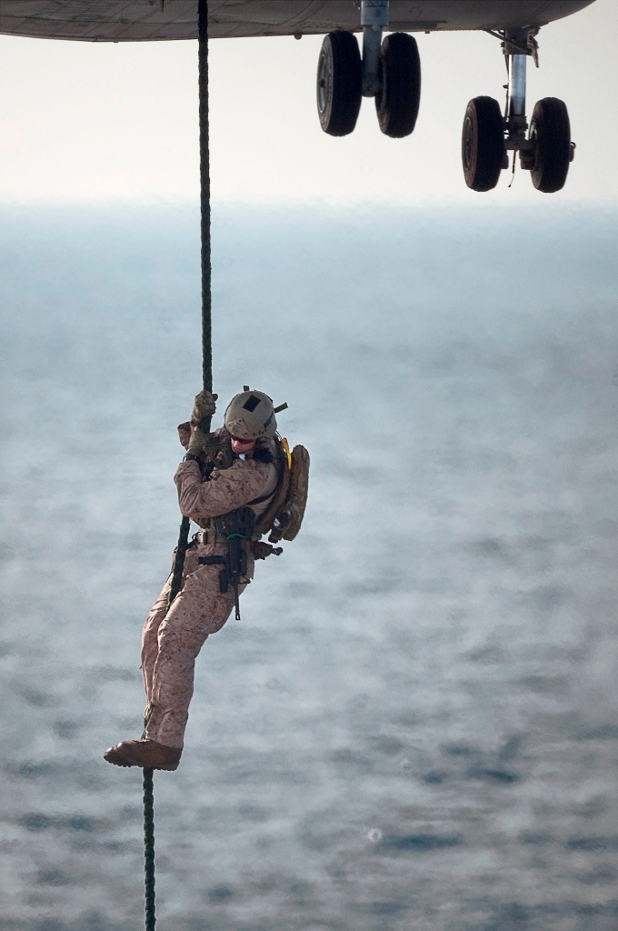 11th MEU raiders fast-rope aboard USS Makin Island