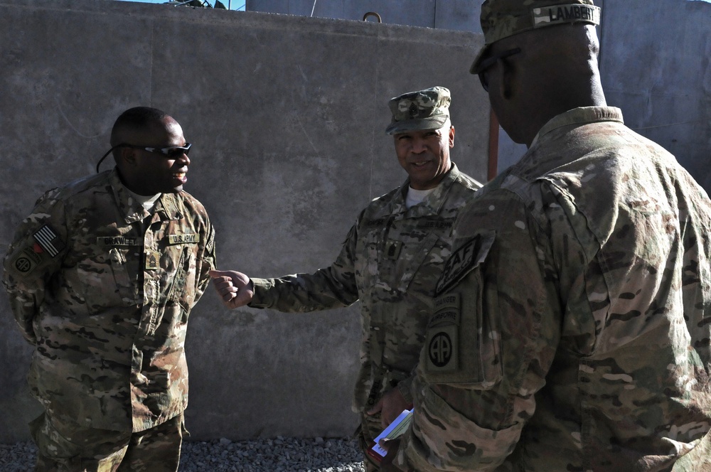 Incoming ISAF command sergeant major meets with Regional Command (South) soldier