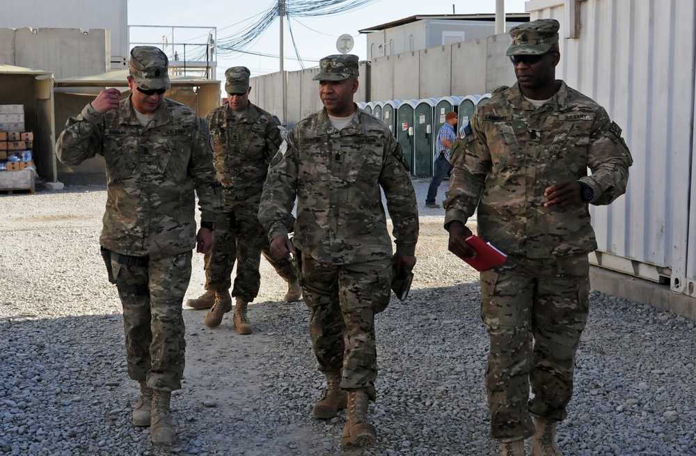 Incoming ISAF command sergeant major meets with Regional Command (South) and Kandahar Airfield leadership