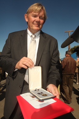 SecNav presents Navy Cross to fallen Marine’s family