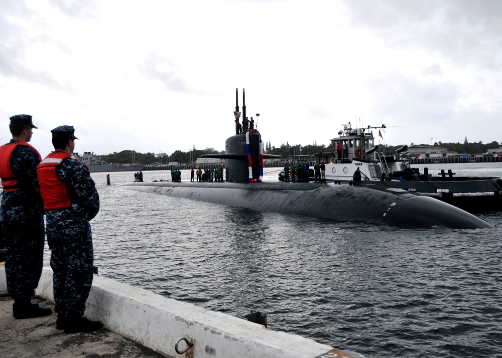 USS Houston arrives to its new homeport