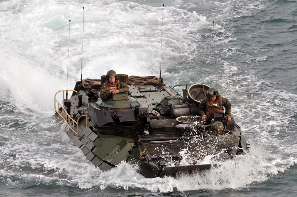 Amphibious assault vehicle carries Marines to USS Kearsarge