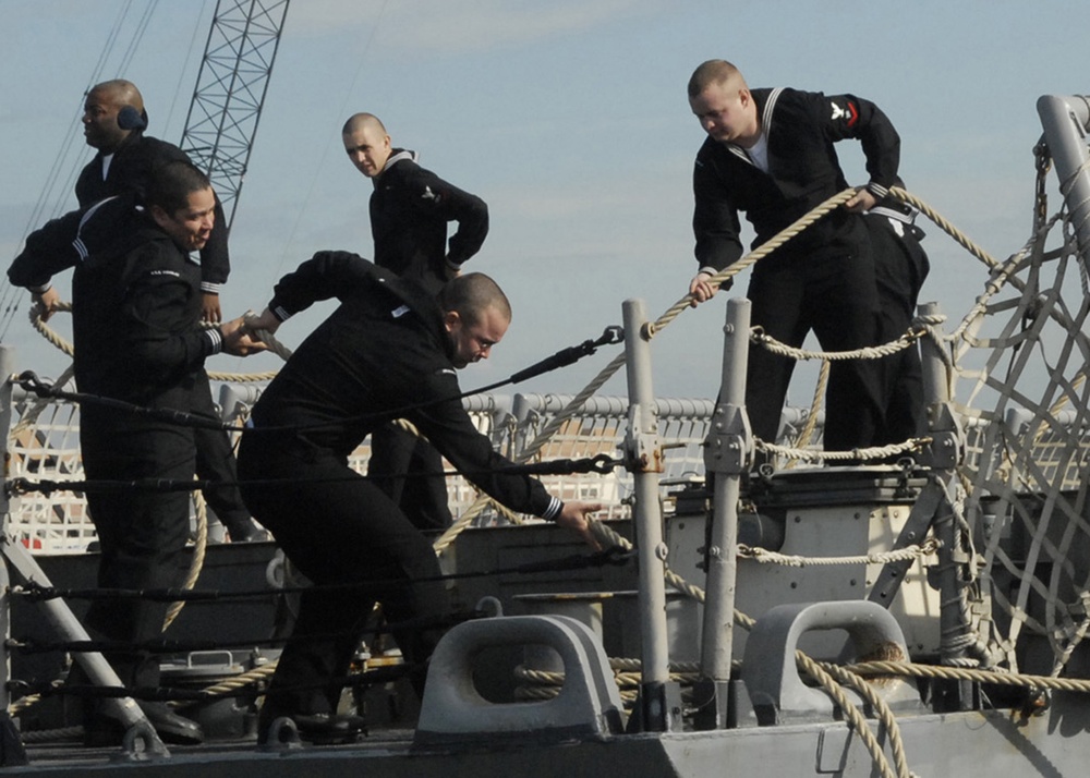 USS Nicholas leaves Norfolk