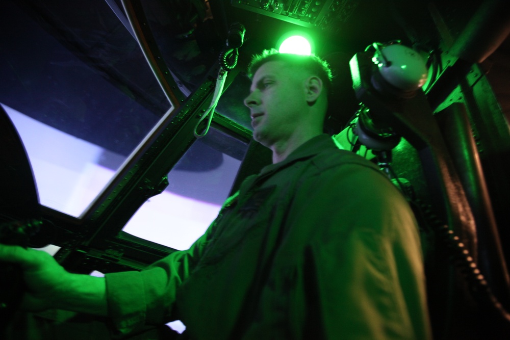 Flying on the ground: VMR-1 Marines train on simulators