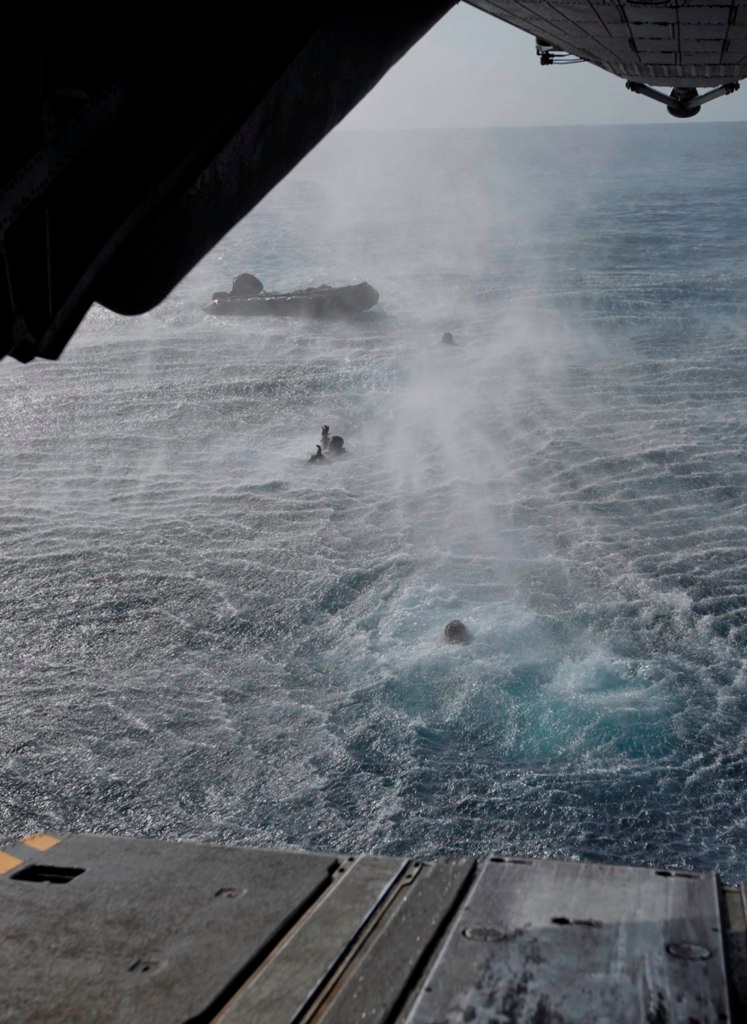 Recon splashes boats, men from airborne helicopters