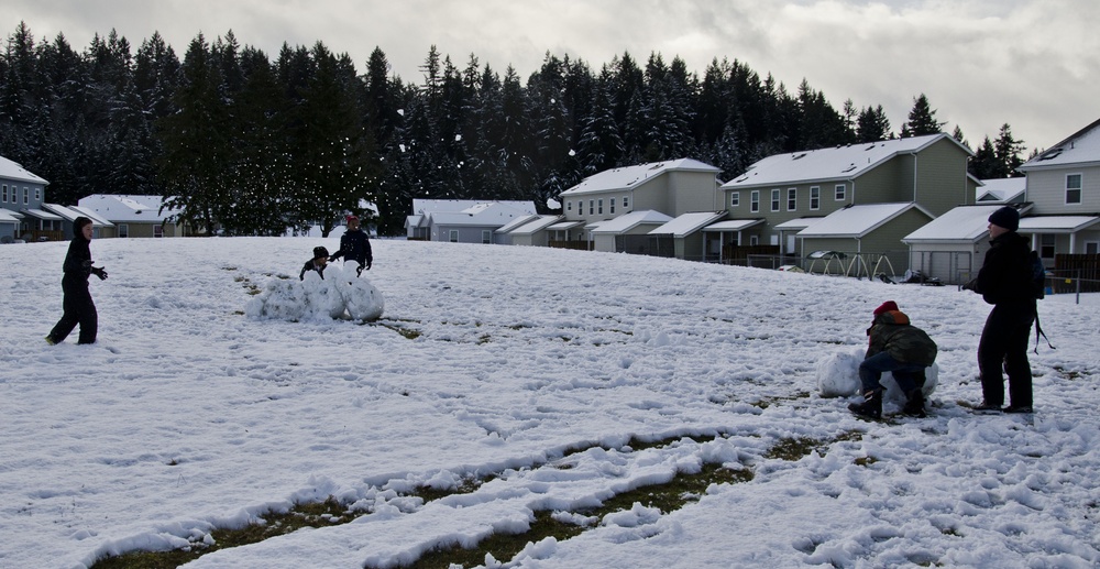 JBLM families make the best of bad weather