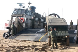 Marines, Japanese army conduct LCAC training