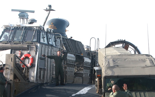 Marines, Japanese Army conduct LCAC training