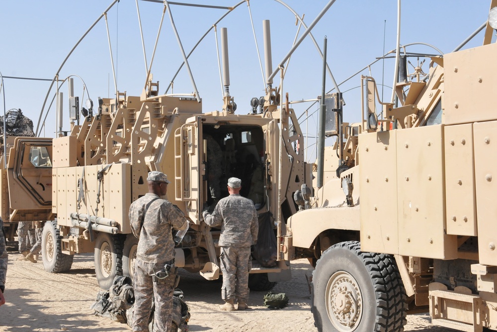 Soldiers clean up after last convoy from Iraq