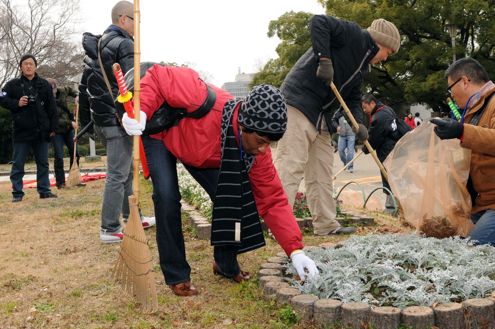 Osaka Castle cleanup