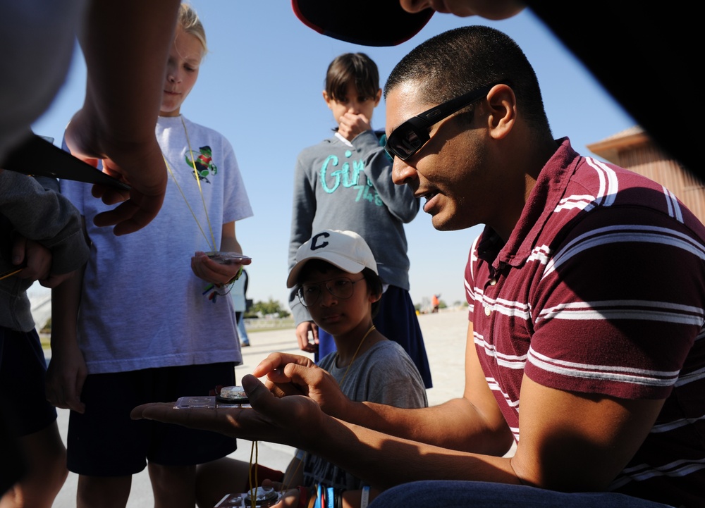 Airman explorers: Volunteers assist school