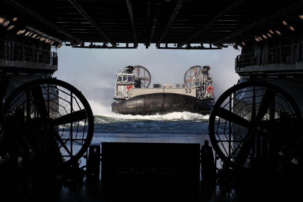 LCACs arrive aboard USS Kearsarge