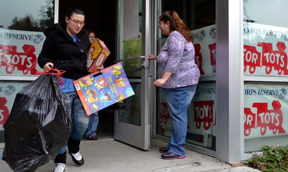 Local volunteers promote the spirit of giving,Toys for Tots Foundation provide for families in need