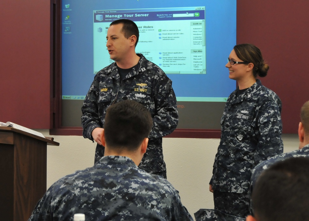 SPAWAR Reservist and CID instructors teach IT