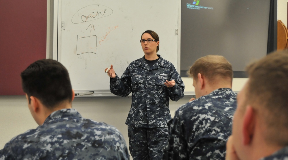 SPAWAR Reservist and CID instructors teach IT