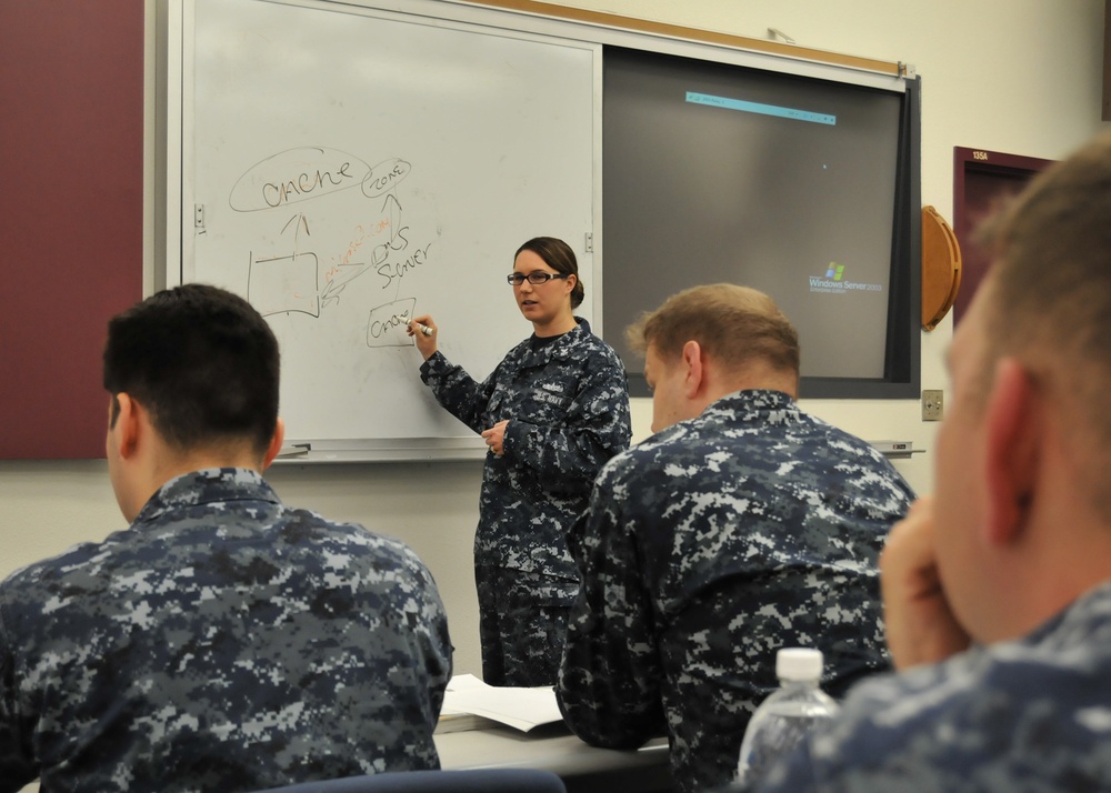 SPAWAR Reservist and CID instructors teach IT
