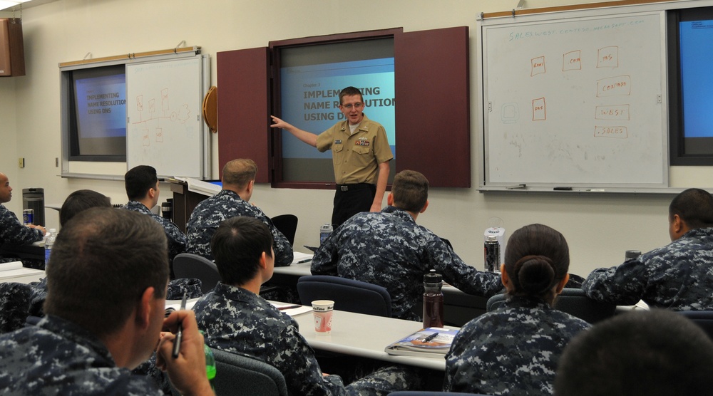 SPAWAR Reservist and CID instructors teach IT