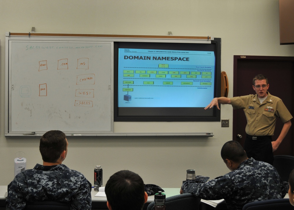 SPAWAR Reservist and CID instructors teach IT