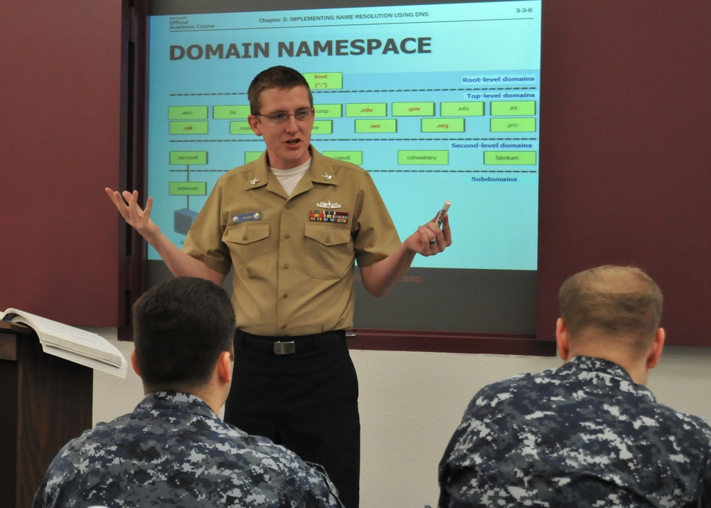SPAWAR Reservist and CID instructors teach IT