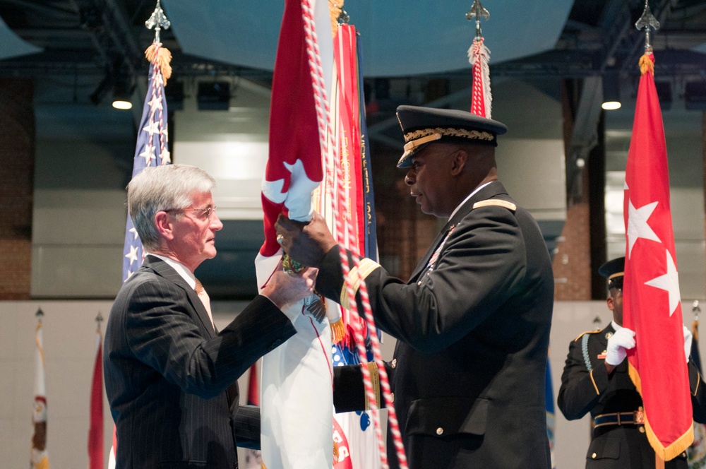 Secretary of the Army passes the Vice Chief of Staff of the Army flag