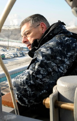 USS Blue Ridge arrives in Tomakomai