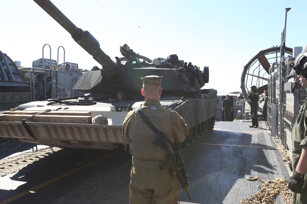DVIDS Images 2nd Tanks amphibious ride to USS San Antonio [Image 1