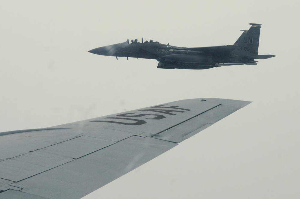 British teachers learn, experience aerial refueling