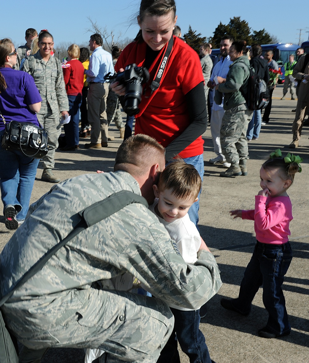 Little Rock AFB airmen return hom