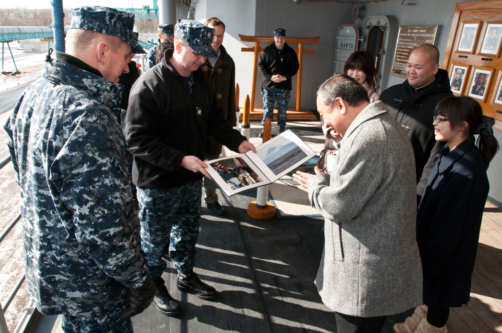 Japanese residents visit USS Blue Ridge