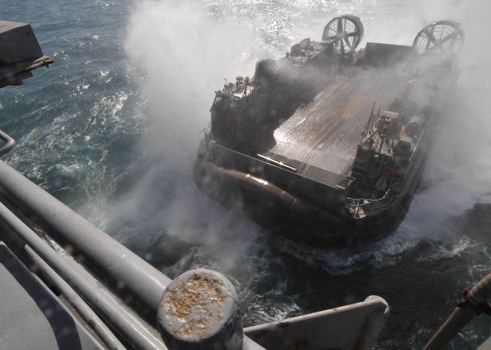 Landing craft air cushion returns to USS Bataan