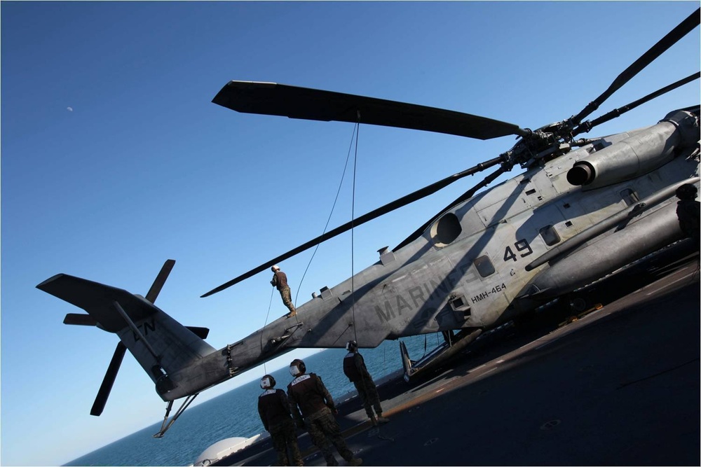 CH-53E Super Stallions from Heavy Marine Helicopter Squadron 464 land aboard the USS Wasp