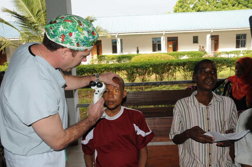 Tanzania, US personnel work to restore sight