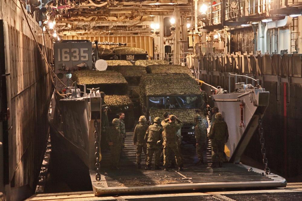 Embarking Japanese equipment to the USS Peleliu