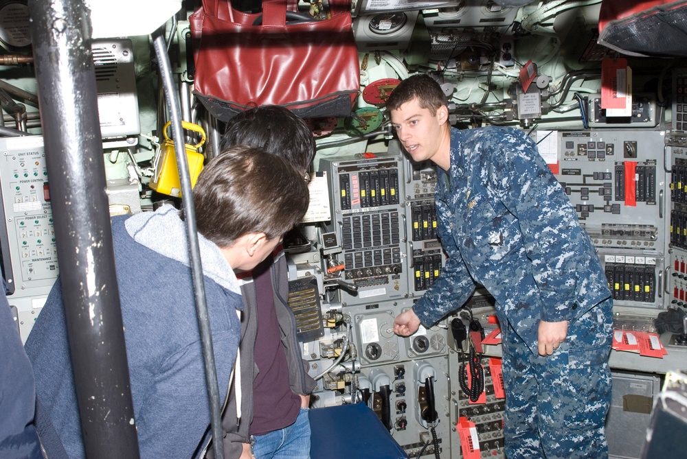 Hollywood to the Navy entertainers tour USS Asheville