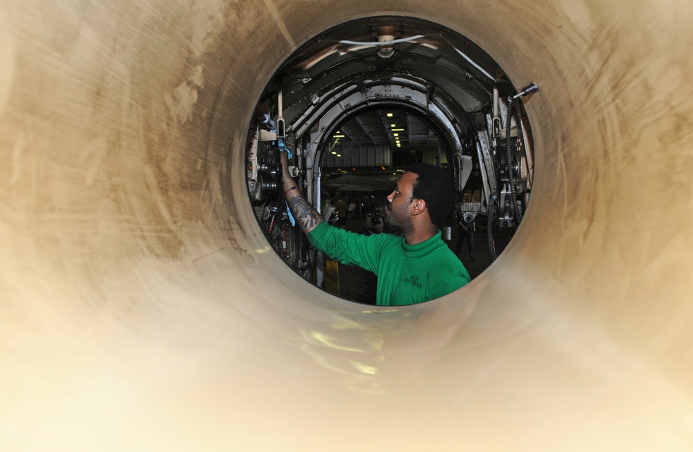 USS Abraham Lincoln sailor performs maintenance