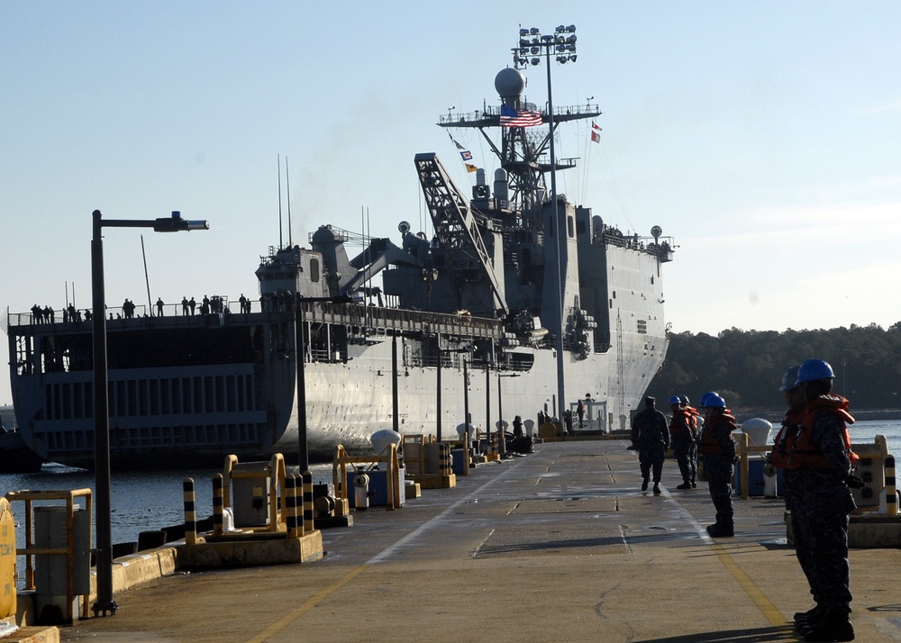 USS Whidbey Island pulls into homeport