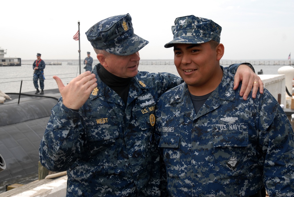 MCPON talks with USS Helena sailor