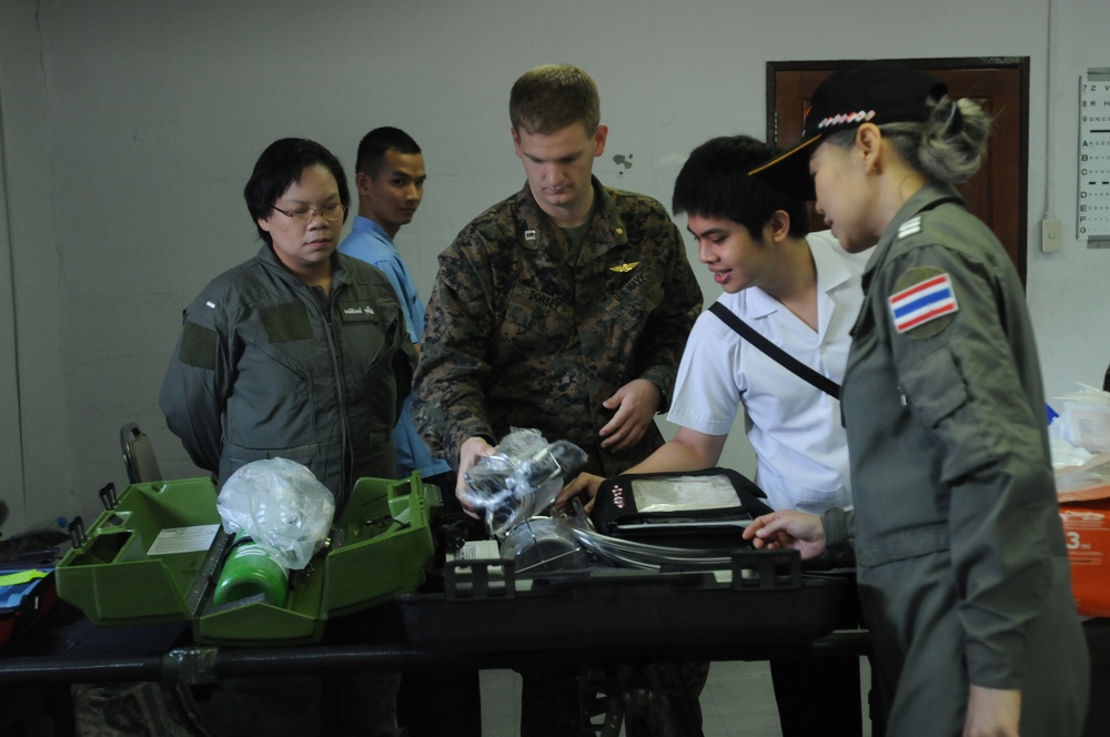 US Navy flight surgeons teach Thai flight surgeon trainees about field medical treatment