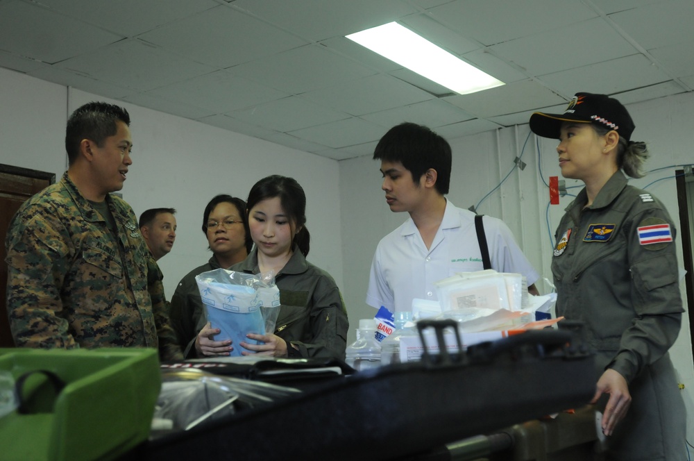 US Navy flight surgeons teach Thai flight surgeon trainees about field medical treatment