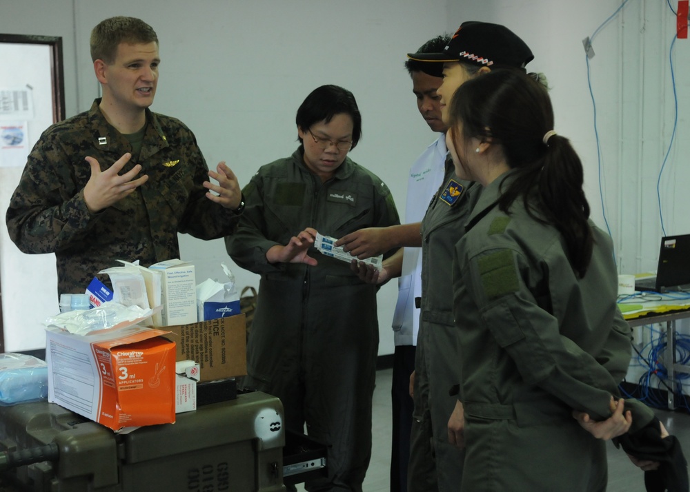 US Navy flight surgeons teach Thai flight surgeon trainees about field medical treatment