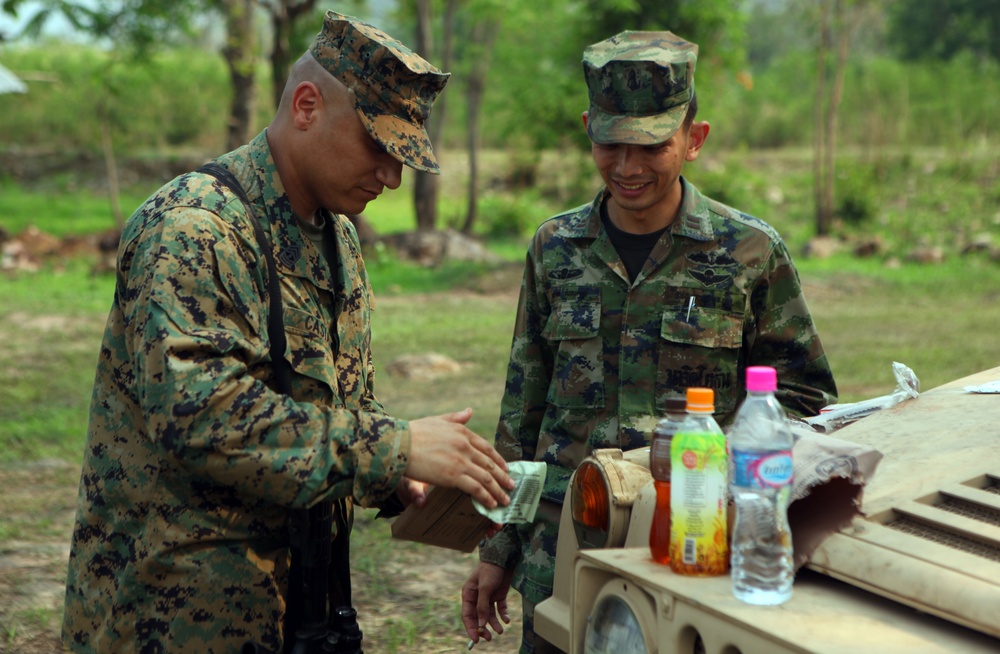 Royal Thai, US Marines build camaraderie on artillery gun line