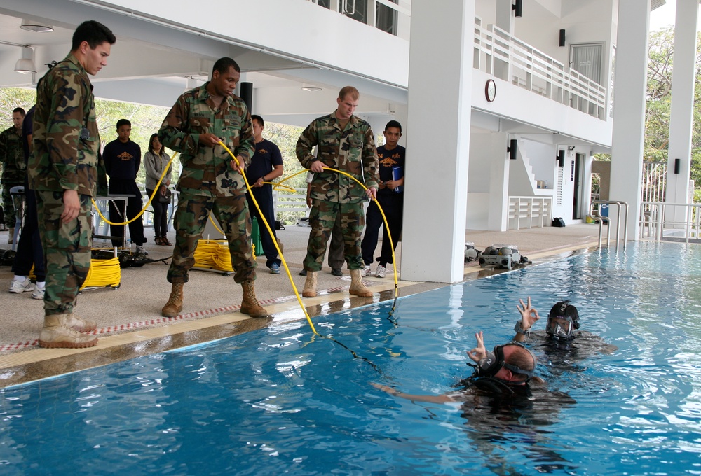 Royal Thai Navy divers, US Navy divers train during Exercise Cobra Gold 2012