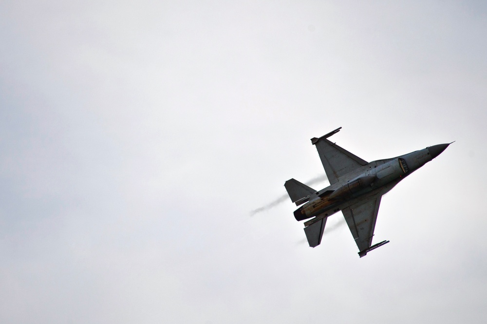 Republic of Singapore Air Force F-16 Fighting Falcon performs during the 2012 Singapore Airshow