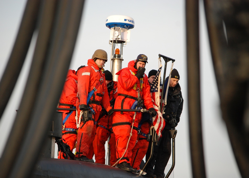 USS San Juan commanding officer oversees mooring