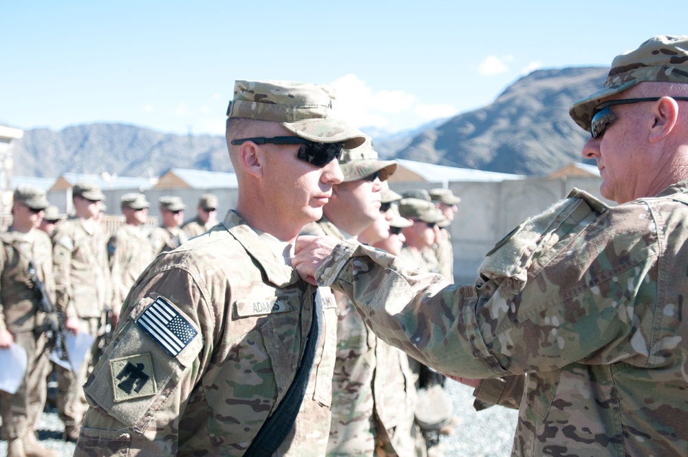 45th IBCT commander awards soldiers