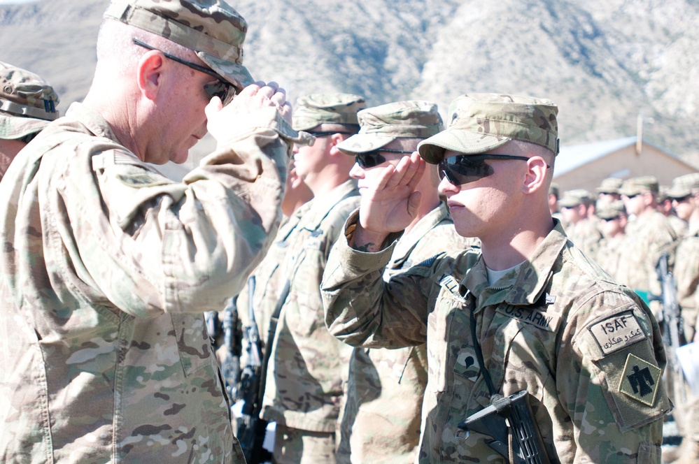 45th IBCT commander awards soldiers